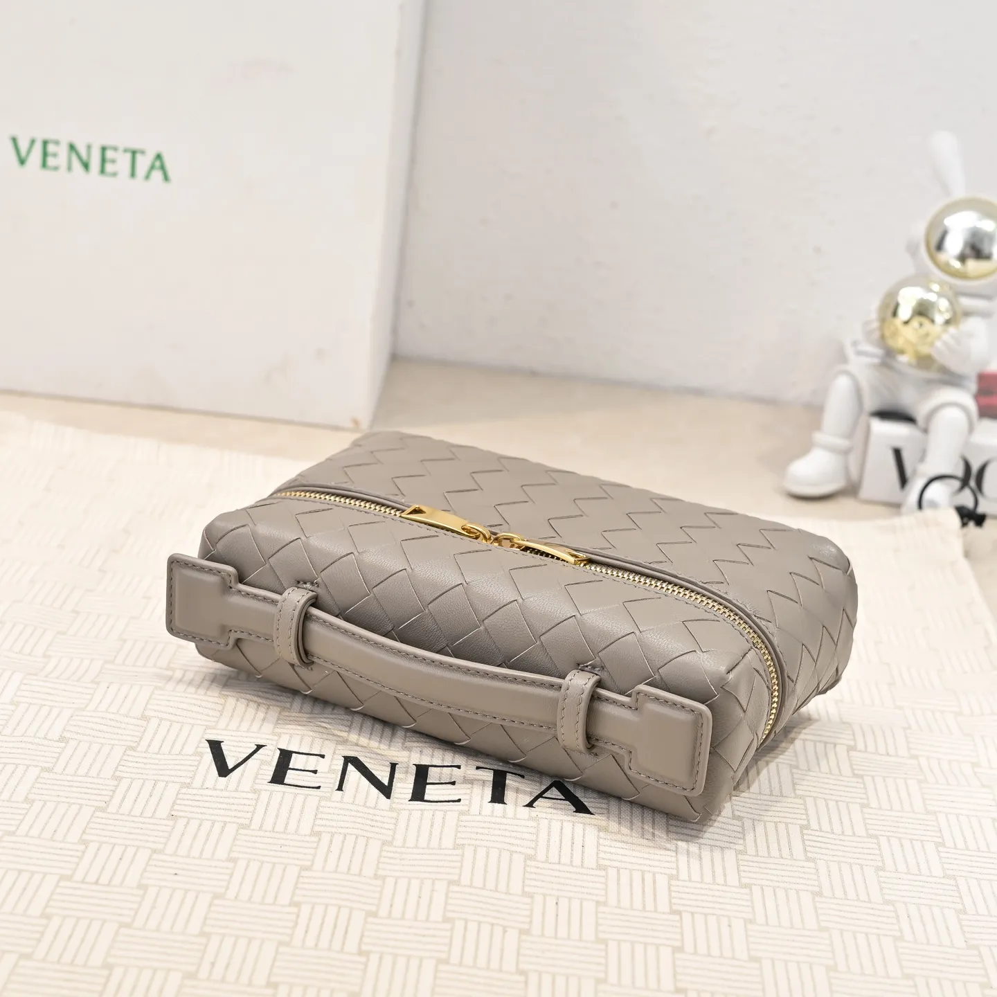 Batch 1360 Bottega Veneta 24 spring and summer woven zipper crossbody bag. A crossbody bag that can be used as a cosmetic bag. The exquisite weaving and compact body are an indispensable accessory for the upcoming summer. The double zipper also better protects the bag. It has a large capacity. If you like it, don’t miss it. Style number: 9109 Size: 22*12.5*5cm